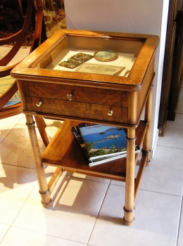 Τραπεζάκι - βιτρινάκι 